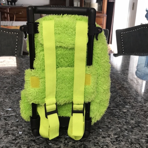 Adorable fuzzy frog backpack/rolling case - Picture 3 of 6